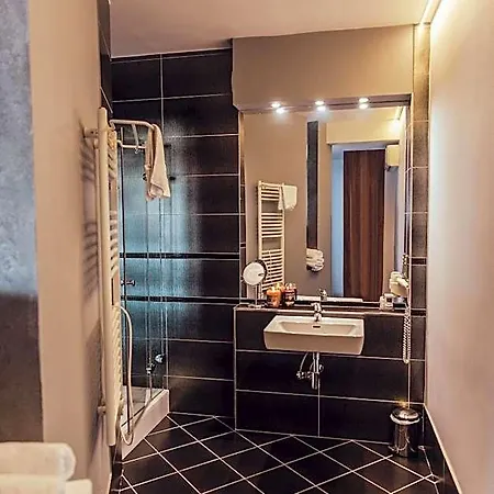 Garni Klaret 3* فالتيس